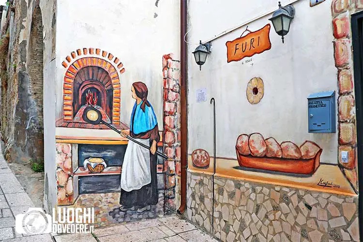 Donna inforna il pane